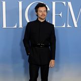 Ein für seine Verhältnisse sehr schlichter Look: Bei der Premiere des Films "My Policeman" in Los Angeles präsentiert sich Harry Styles in einem schwarzen Mantel mit passender Hose. Ein glänzender Taillengürtel sowie Lackschuhe runden seinen Look ab. Ob nach dem Drama um seinen letzten Film jetzt eher im Hintergrund bleiben möchte? Dieser Look spricht dafür! 