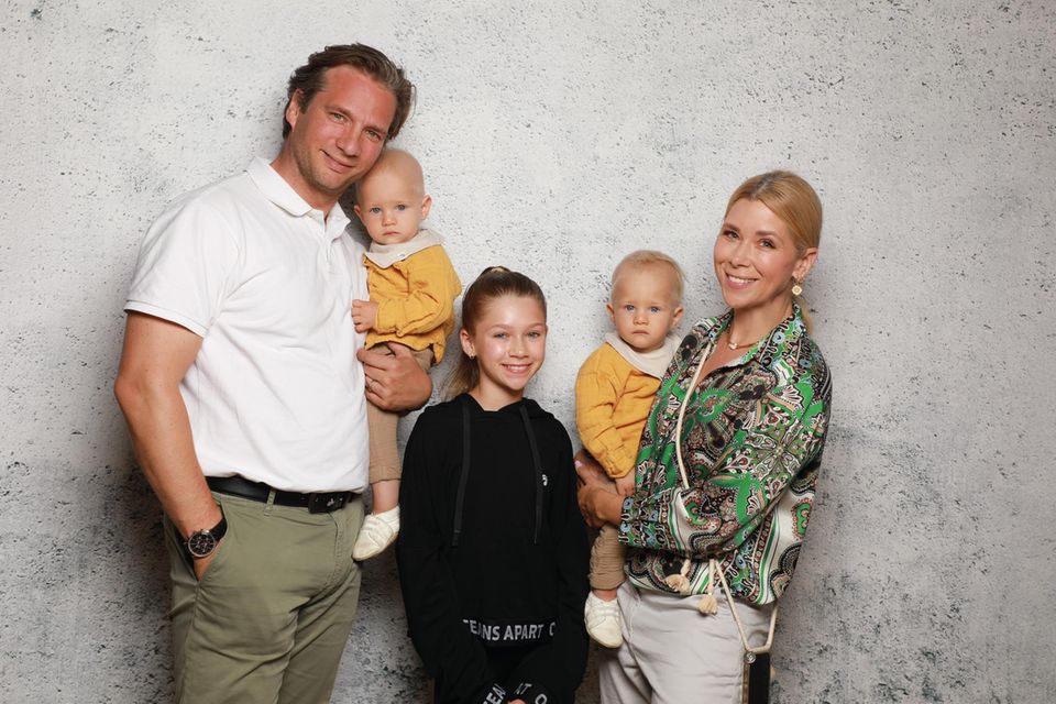 Tanja Szewczenko mit ihrem Ehemann Norman Jeschke, Tochter Jona und den Zwillingen Leo und Luis