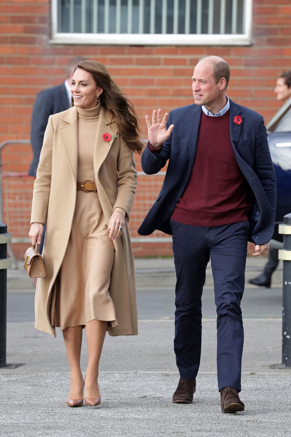 Sie haben nicht nur die Blume an der richtigen Stelle, sondern auch das Herz: Im Rahmen ihrer royalen Stiftung besuchen Prinz William und Catherine, Princess of Wales, die "The Street“-Organisation in Scarborough. Diese kümmerte sich um Themen wie Armut oder die mentale Gesundheit von Kindern. Bei diesem Anlass strahlt Catherine in einem beigefarbenen Ensemble aus langem Mantel von Max & Co. und Midikleid mit Taillengürtel von Boden. Abgerundet wird der Look durch feine Stilettos und die passende Handtasche. Sie haben nicht nur die Blume an der richtigen Stelle, sondern auch das Herz: Im Rahmen ihrer royalen Stiftung besuchen Prinz William und Catherine, Princess of Wales, die "The Street“-Organisation in Scarborough. Diese kümmerte sich um Themen wie Armut oder die mentale Gesundheit von Kindern. Bei diesem Anlass strahlt Catherine in einem beigefarbenen Ensemble aus langem Mantel von Max & Co. und Midikleid mit Taillengürtel von Boden. Abgerundet wird der Look durch feine Stilettos und die passende Handtasche.