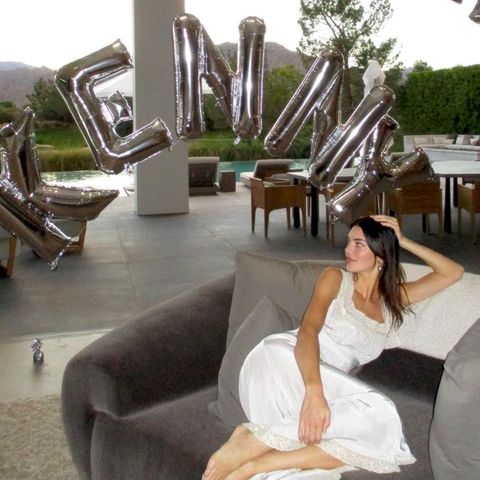 3. November 2022  Topmodel Kendall Jenner bedankt sich mit einigen Fotoeindrücken für all die lieben Glückwünsche anlässlich ihres 27. Geburtstag, und den hat sie ganz entspannt im Ferienhaus der Familie in Palm Springs verbracht. Eine leckere Torte mit Rosendekor und goldenen Kerzen gab es, und große silberne Luftballons, die ihren Spitznamen verraten: Kenny. Happy birthday!   