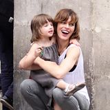 Im Sommer 2011 waren 90er-Supermodel Milla Jovovich und ihre damals dreijährige Tochter Ever Gabo Anderson im Urlaub in Paris, und schon damals war klar, dass die Kleine mal das gute Aussehen ihrer Supermodel-Mama erben wird. 