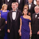 Königin Letizia verdreht beim 175. Jubiläum des Circulo del Liceo allen den Kopf mit ihrer asymmetrischen Abendrobe von Carolina Herrera. Das Kleid fällt reizvoll über eine Schulter und schmeichelt der weichlichen Figur durch Raffungen an der Taille. Letizia trägt das Kleid nicht zum ersten Mal, sie hatte es bereits 2017 beim Lord Mayor's Banquet präsentiert. 