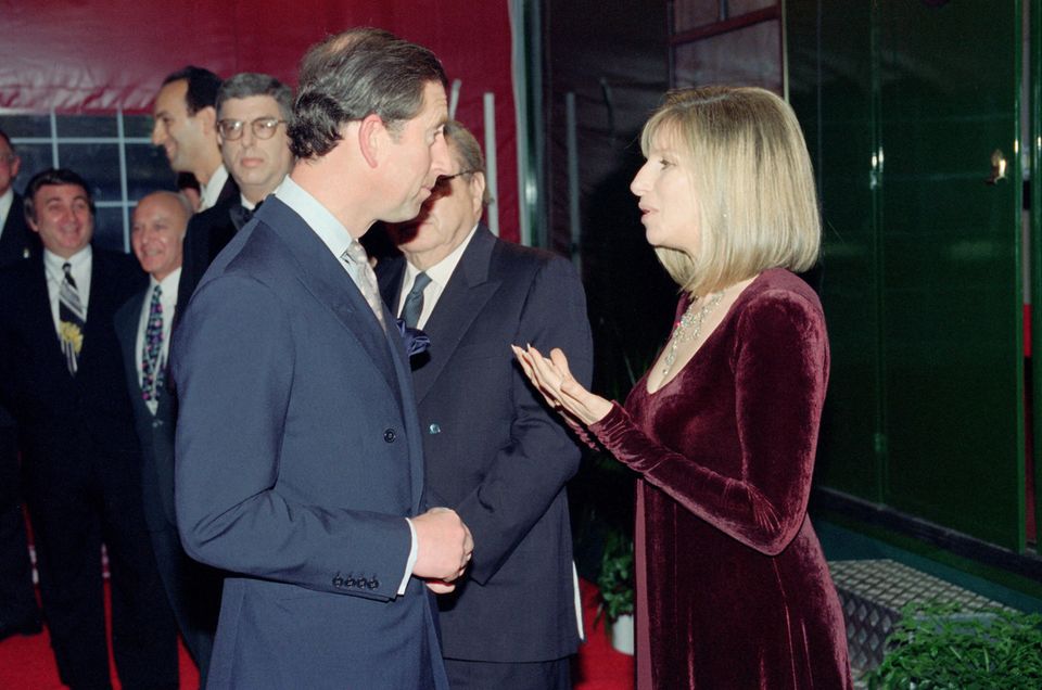 König Charles, damals noch Prince of Wales, mit Barbra Streisand bei ihrem Galakonzert im Jahr 1994