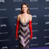 Olivia Wilde bezaubert ebenfalls in einem Glitzerlook von Gucci. Hingucker hier sind aber besonders die knallroten Latexhandschuhe.