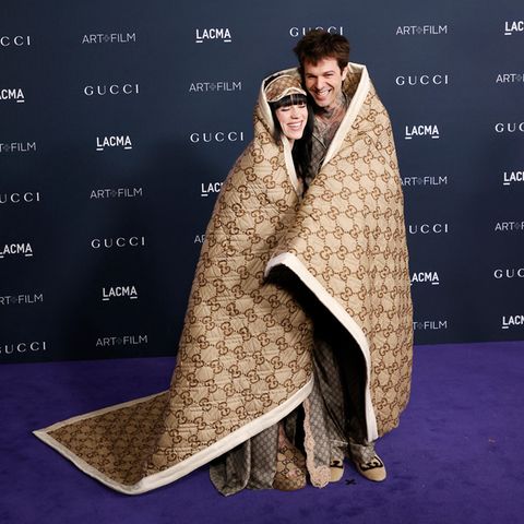 Dick in eine Gucci-Decke eingekuschelt haben Billie Eilish und Jesse Rutherford bei ihrem gemeinsamen Red-Carpet-Debüt auf der LACMA Art + Film Gala eine Menge Spaß.