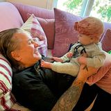 Ozzy Osbournes Sohn Jack ist vor drei Monaten wieder Vater geworden, und wie es aussieht ist die kleine Maple ein echter Sonnenschein für die Familie, sie bringt sogar ihren Großvater, den "Prince of Darkness" zum Strahlen. Sein Sohn und Maples stolzer Papa teilte diesen Moment nun auf Instagram.