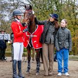 6. November 2022  Die traditionelle Hubertusjagd im Wildpark Dyrehaven in Klampenborg gehört fest in den Terminkalender der dänischen Royals. In diesem Jahr sind Prinzessin Mary und ihre Tochter Prinzessin Josephine mit dabei.
