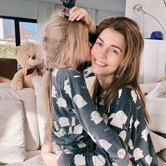 Annett Möller teilt auf Instagram eine süße Fotoreihe mit ihrer Tochter, auf denen die beiden in gespenstischen Partner-Pyjamas zu sehen sind. Dabei zeigt sich die Moderatorin ganz natürlich sowie herrlich entspannt und beweist: ungeschminkt und mit den Liebsten an der Seite lassen sich Sonntage doch wirklich am besten verbringen.