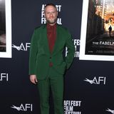 Da kommt weihnachtliche Stimmung auf. Bei der Premiere des Films "The Fabelmans" in Hollywood präsentiert sich Seth Rogen in einem tannengrünen Anzug, den er mit einem braunen Hemd und schwarzen Schuhen kombiniert. Mit diesem Look bietet der Schauspieler direkt Inspiration für die Feiertage. 