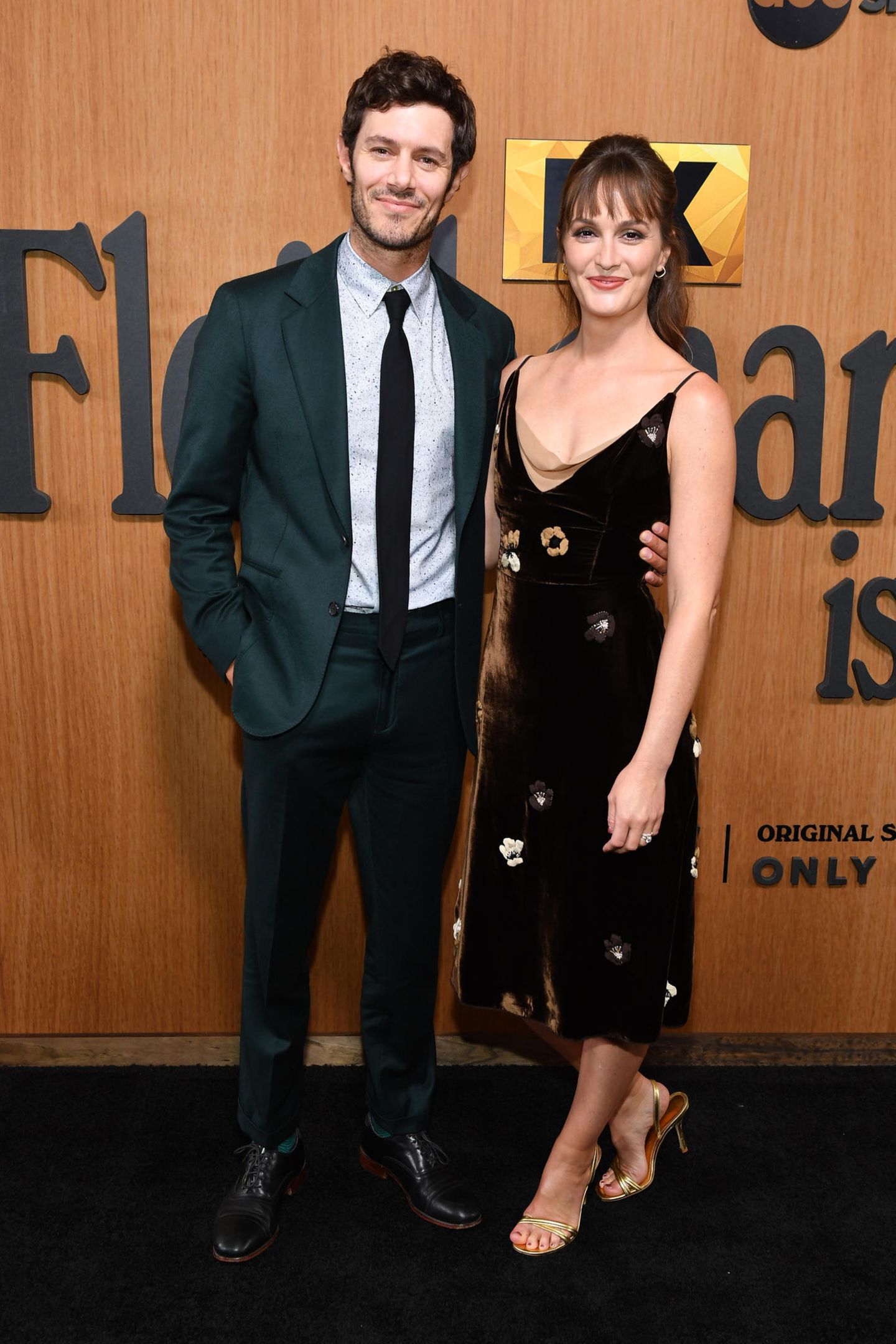 Es ist einer der seltenen Auftritte zu zweit: Leighton Meester begleitet ihren Ehemann Adam Brody zur Premiere von "Fleishman Is In Trouble“ in New York. Beide beweisen, dass ein aufregender Look gar nicht viel benötigt. So schmeichelt das tief ausgeschnittene Samtkleid der Schauspielerin besonders. Auch Adam Brody hält es minimalistisch: Er trägt zu einem moosgrünen Anzug ein helles Hemd, das durch dezente Sprenkel-Details doch raffinierter ist, als es scheint.