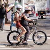 Stars auf dem Fahrrad: Emily Ratajkowski