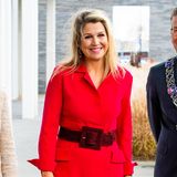 Königin Máxima überlässt nichts dem Zufall und so überrascht es nicht, dass sie sich bei ihrer Teilnahme an einer Koalitionssitzung in den Niederlanden in einem farblich perfekt abgestimmten Look zeigt. Mit ihrem knallroten Kleid und den burgunderfarbenen Accessoires zeigt sie, wie wunderbar ein Mix aus verschiedenen Rottönen aussehen kann. 