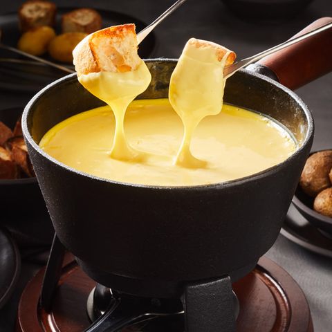 Fondue-Set: 5 Modelle für grenzenlosen Genuss, Käsefondue, Brot, Gabeln