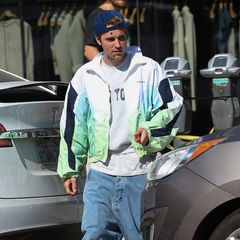 Wenn sich ein Pickel irgendwo im Gesicht breitmacht, dann ist ein Soforthilfe-Plan gefragt, um das kleine Biest direkt zu bezwingen. Popstar Justin Bieber schwört ganz offensichtlich auf Anti-Pickel-Patches, die beim Abheilen helfen und die Unreinheiten optisch verdecken. Beim Shoppen in Los Angeles zeigt er sich mit zwei glänzenden Patches in Sternchenform und macht aus dem Beautyhelfer noch ein lustiges Accessoire im Alltag. 