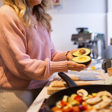 Brain Booster: Frau hält Avocado in den Händen
