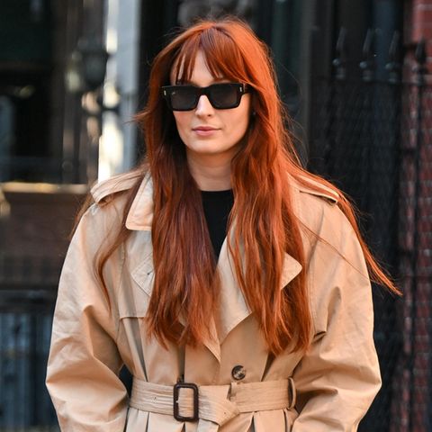 Bei einem Spaziergang mit Ehemann Joe Jonas in New York City zeigt sich Sophie Turner mit einer kleinen Frisur-Veränderung. Die Game of Thrones-Darstellerin ist für ihre langen roten Haare bekannt. Inzwischen trägt sie zu der roten Mähne einen coolen Pony – und der kann sich sehen lassen! 