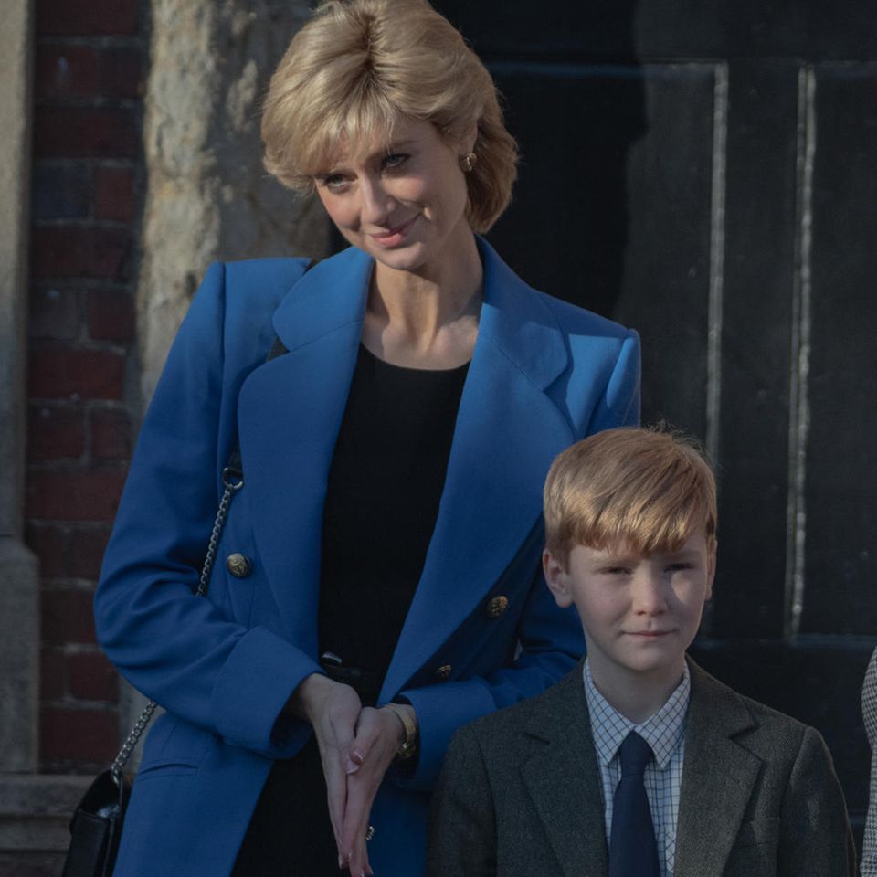 Dominic West als Prinz Charles, Elizabeth Debicki als Prinzessin Diana, Timothee Sambor als Prinz William und Teddy Hawley als Prinz Harry in Staffel fünf der Netflix-Serie "The Crown".
