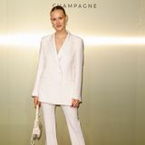 Im weißen Anzug mit passender weißen Dior-Saddle-Bag macht Profi-Rennfahrerin Laura Maria Geissler auch abseits der Rennstrecke eine tolle Figur!
