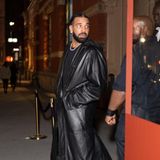 Nach einem Besuch des Privatclubs Zero Bond zeigt sich Drake in diesem Leder-Look auf den Straßen New York Citys. Zu dem langen Leder-Mantel mit Kapuze kombiniert der Rapper eine baggy Lederhose sowie Boots aus – richtig: Leder! Mit seiner bunten Perlenkette liegt er voll im Trend und verpasst dem schwarzen Matrix-Outfit einen kleinen Farbtupfer. 