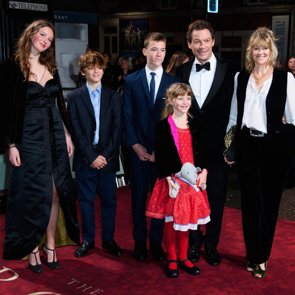 Dominic West, Ehefrau Catherine FitzGerald und ihre gemeinsamen Kinder auf dem roten Teppich der Premiere zur fünften Staffel von "The Crown"