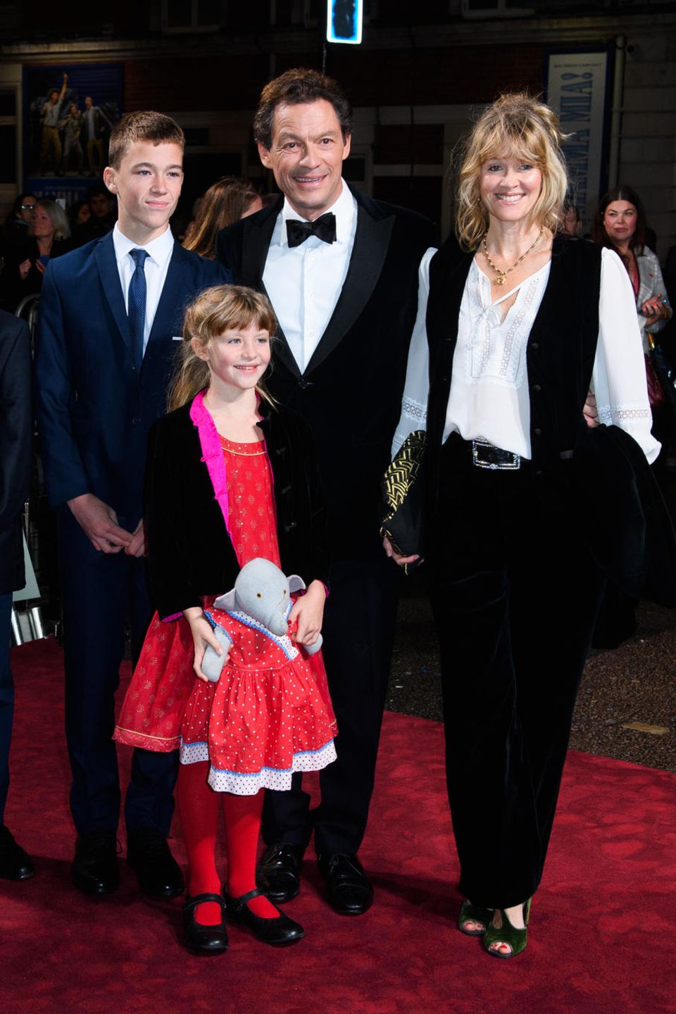 Dominic West, Ehefrau Catherine FitzGerald und ihre gemeinsamen Kinder auf dem roten Teppich der Premiere zur fünften Staffel von "The Crown"