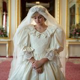 Emma Corrin trug ein exaktes Replika von Dianas Hochzeitskleid
