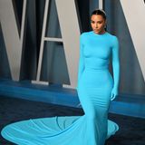 Keine Geringere als Kim Kardashian trägt das Kleid in knalligem Blau zwar nicht zum gleichen Event, jedoch erst vor wenigen Monaten auf der Oscar-Aftershow-Party von Vanity Fair. Die Bilder gingen um die Welt und scheinen gleich doppelt inspiriert zu haben, mit ihrem extravaganten Look ist die Unternehmerin eben einfach ein echtes Fashion-Vorbild.