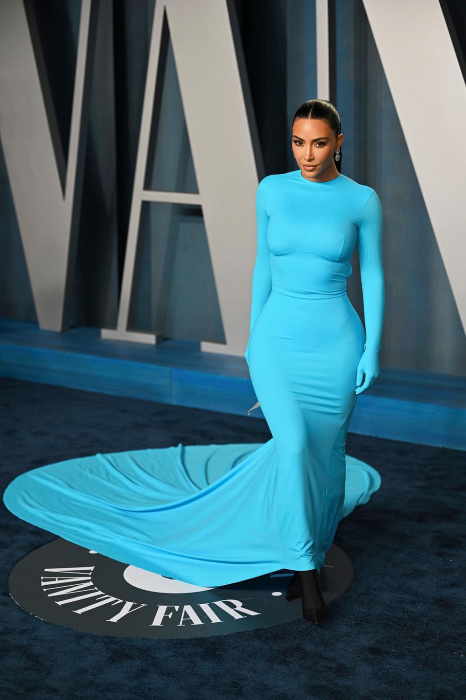 Keine Geringere als Kim Kardashian trägt das Kleid in knalligem Blau zwar nicht zum gleichen Event, jedoch erst vor wenigen Monaten auf der Oscar-Aftershow-Party von Vanity Fair. Die Bilder gingen um die Welt und scheinen gleich doppelt inspiriert zu haben, mit ihrem extravaganten Look ist die Unternehmerin eben einfach ein echtes Fashion-Vorbild.