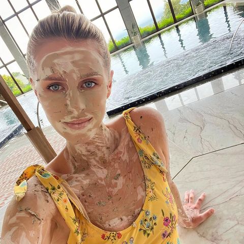Designerin Nicky Hilton verwöhnt Gesicht, Dekolleté und sogar Arme in einem Resort im Talamanca Gebirge mit einer Maske aus Tonerde. Auf Instagram teilt die die Schwester von Paris Hilton einige Momente ihres Aufenthaltes mit ihren Follower:innen unter anderem auch dieses Spa-Selfie. 