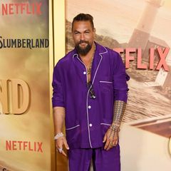 Schlummerland-Styling: Bei der Hollywood-Premiere seines neuen Films "Slumberland" zeigt sich Jason Momoa im lilafarbenen Pyjama-Look, und thematisch könnte ein Red-Carpet-Outfit wirklich kaum besser passen.