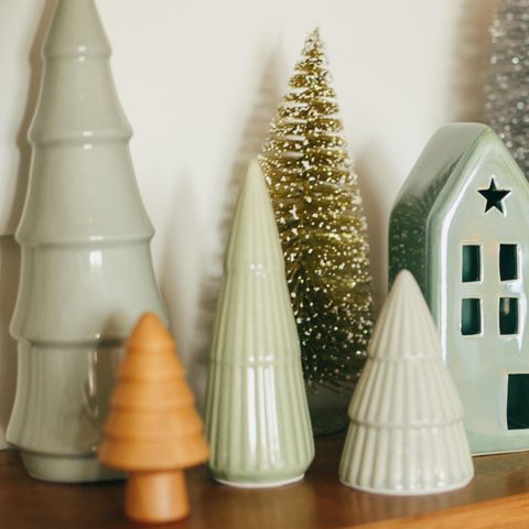 Skandinavische Weihnachtsdeko: Zeitlose Ideen für ein Hygge-Fest, Sideboard mit Deko