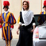Königin Rania von Jordanien bringt klassischen Glamour in den Vatikan. Mit ihrem Besuch bei Papst Franziskus zeigt sie allen, dass sie den guten Styling-Ton beherrscht: Zu ihrem Kleid mit weißen Details von Diamondogs trägt sie ein passendes Tuch. Schlichte Pumps von Jennifer Chamandi und die schwarze "Tribale Promenade Pouch" von Dior machen den zeitlosen Look komplett. 