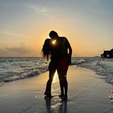 Einen romantischeren Ort als die Malediven für einen perfekten Liebesurlaub gibt es wohl nicht ... Das dachten sich auch Sophia Thomalla und Alexander Zverev, das Paar hat erst kürzlich ein paar wunderschöne Tage auf der Insel verbracht. Wie sehr die beiden die Zeit genossen haben, beweisen sie nun mit diesem innigen Kussfoto, das bei traumhaftem Sonnenuntergang entstanden ist.