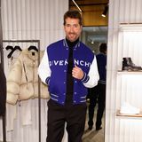 Star-Frisör Jörg Oppermann hat Gefallen an einer Givenchy-Collegejacke gefunden. Wir finden, er kann es tragen!