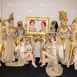 Glitter und Glamour versprühen die in goldenen Kostümen gekleideten Tänzerinnen bei der GALA Shopping Night im Alsterhaus.