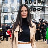 Zehn Jahre später ist Demi Moore immer noch eine wunderschöne Frau. Dass sie mittlerweile aber doch ein wenig mit Botox und Fillern die Jugendlichkeit erhalten wollte, kann man ihrem Gesicht erahnen. Die 60 Jahre, die sie heute am 11. November 2022 feiert, sind ihr aber immer noch nicht anzusehen. Happy Birthday, Demi! 