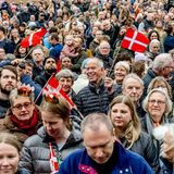 RTK: Menschenmenge vor dem Rathaus in Kopenhagen