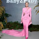 Kim Kardashian wird bei der Baby2Baby-Gala in Los Angeles mit dem "Giving Tree Award" ausgezeichnet. Doch auch ihr atemberaubendes Outfit ist preisverdächtig. In einem babyrosa Wickelkleid von Balenciaga mit langer Schleppe und Schleifendetails sorgt der Reality-TV-Star für einen echten Wow-Auftritt. Eine Mini-Hourglass-Bag des Designhauses und pinke Heels runden den perfekten Barbie-Look ab.