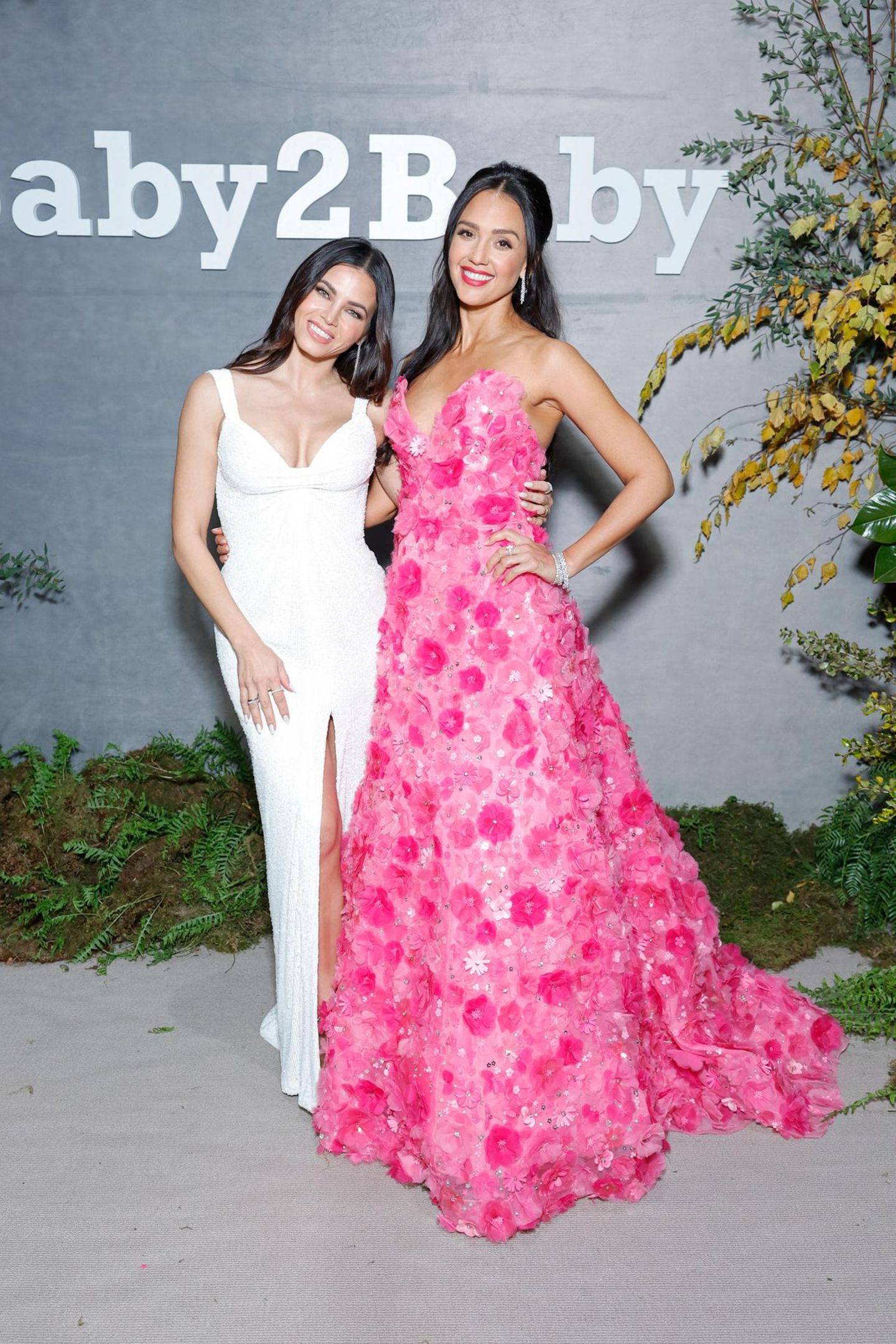 Jenna Dewan und Jessica Alba geben ein schönes Duo ab. Während Dewan ein weißes Paillettenkleid mit Herzausschnitt trägt, setzt ihre Kollegin auf ein mit Blumen besetztes rosa Kleid von Carolina Herrera. Beide Damen kombinieren ihre femininen Looks mit langen Glitzerohrringen.