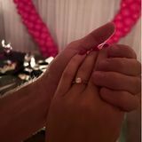 Profi-Fußballer Jonas Hofmann hat Nägel mit Köpfen gemacht und seine Freundin, die Sky-Moderatorin Laura Winter, gefragt, ob sie ihn heiraten möchte. Wie das Paar gemeinsam auf Instagram zeigt, hat Laura Ja gesagt und präsentiert voller Stolz ihren neuen Klunker am Finger. 