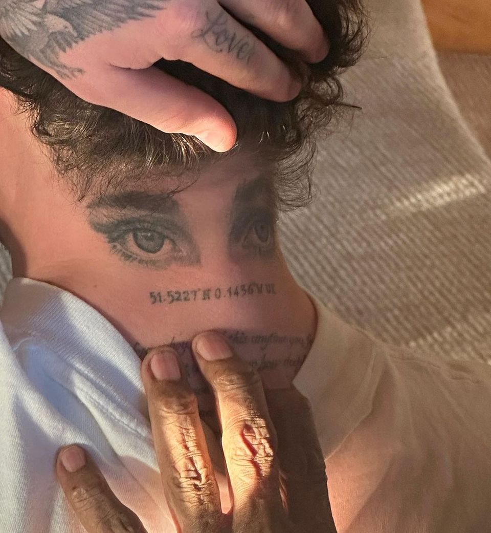 Star-Tattoos: Brooklyn Peltz-Beckhams Haut zieren bereits einige Tattoos, die meisten davon sind seiner Ehefrau Nicola gewidmet. Auf Instagram postet diese kürzlich ein Foto von Brooklyns Nacken, auf den sich der 23-Jährige im Oktober 2020 ein sehr realitätstreues Abbild ihrer Augen hatte stechen lassen. "Ich liebe dieses Bild so sehr!", schreibt Nicola unter dem Beitrag. Obwohl ihr Partner sie regelmäßig mit neuen Tätowierungen überrascht, scheint sich die Schauspielerin also noch immer sehr über die Liebesbeweise auf Brooklyns Haut zu freuen. Brooklyn Peltz-Beckhams Haut zieren bereits einige Tattoos, die meisten davon sind seiner Ehefrau Nicola gewidmet. Auf Instagram postet diese kürzlich ein Foto von Brooklyns Nacken, auf den sich der 23-Jährige im Oktober 2020 ein sehr realitätstreues Abbild ihrer Augen stechen ließ. "Ich liebe dieses Bild so sehr!", schreibt Nicola unter dem Beitrag. Obwohl ihr Partner sie regelmäßig mit neuen Tätowierungen überrascht, scheint sich die Schauspielerin also noch immer sehr über die Liebesbeweise auf Brooklyns Haut zu freuen.