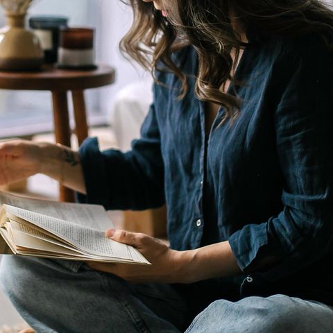 Frau liest ein Buch: 5 Serien, die auf richtig guten Büchern beruhen