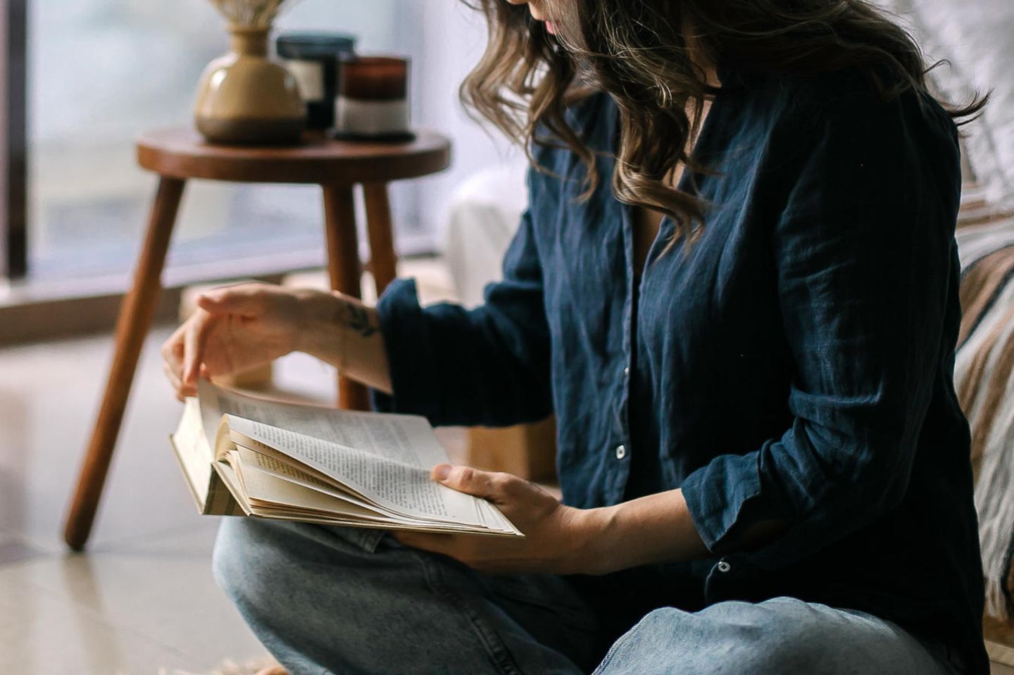 Frau liest ein Buch: 5 Serien, die auf richtig guten Büchern beruhen