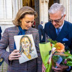 Mit dabei sind auch Prinz Laurent und dessen Ehefrau Prinzessin Claire, die sich vor der Kathedrale St. Michael und St. Gudula über ein farbenfroh gestaltetes Gemälde und Blumen freuen durfte.