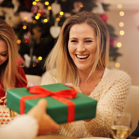 Frau freut sich über Weihnachtsgeschenk