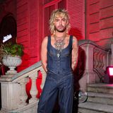 Bill Kaulitz zeigte sich nämlich Ende September in einem fast identischen Look, als er während der Paris Fashion Week die "Scandal"-Party von Jean Paul Gaultier besuchte. Und das Outfit scheint Schwägerin Heidi so gut gefallen zu haben, dass sie sich für den GNTM-Drebeginn gleich hat inspirieren lassen.