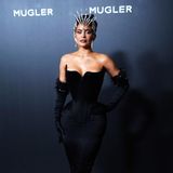 Für die Eröffnung von Thierry Muglers Fashion-Ausstellung "Couturissime" im Brooklyn Museum hat sich Kylie Jenner in eine echte Style-Göttin mit fantasievollem Kopfschmuck verwandelt. Der taillenbetonte Glamour-Look des Luxuslabels ist allerdings eher ein Outfit zum Stehen als zum Gehen.