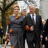 Perfekter könnte ein Herbst-Look kaum sein: Königin Mathilde zeigt sich bei ihrem Besuch im litauischen Pabradė im grauen Kleid mit leuchtend orangefarbenen Blumenmotiven. Mit farblich passenden Pumps, Kopfschmuck, Handschuhen und Clutch wirkt das royale Styling perfekt ausgeglichen.