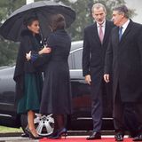 Mit Regenschirm gerüstet wurden Königin Letizia und König Felipe von Präsident Zoran Milanović und Ehefrau Sanja Musić Milanović vor dem Präsidentenpalast in Zagreb offiziell in Empfang genommen.