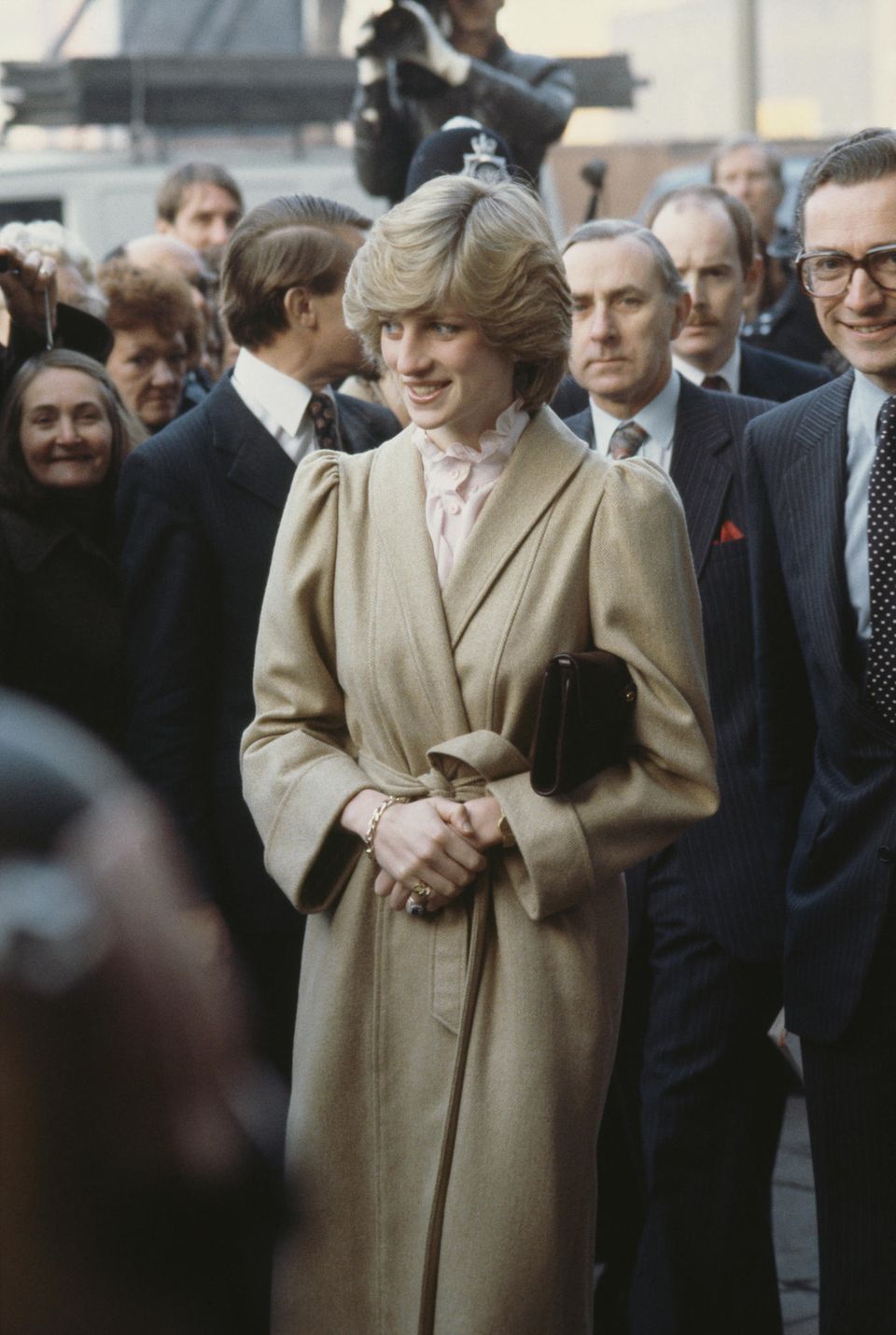 Diana präsentiert sich im Dezember 1982 in einem schicken Look in Beige